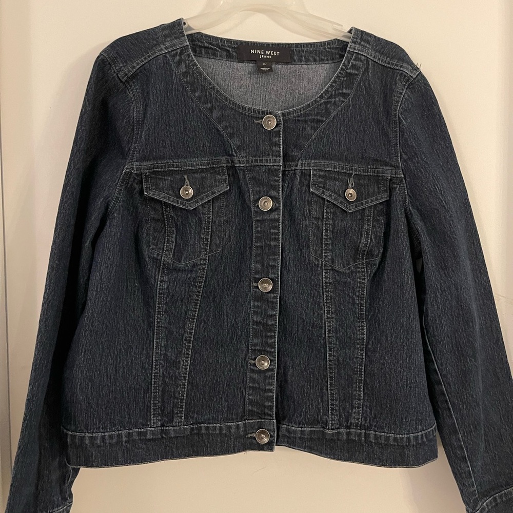 Nine West Jeans Jacket. Preowned in excellent condition. Missy XL, Average.